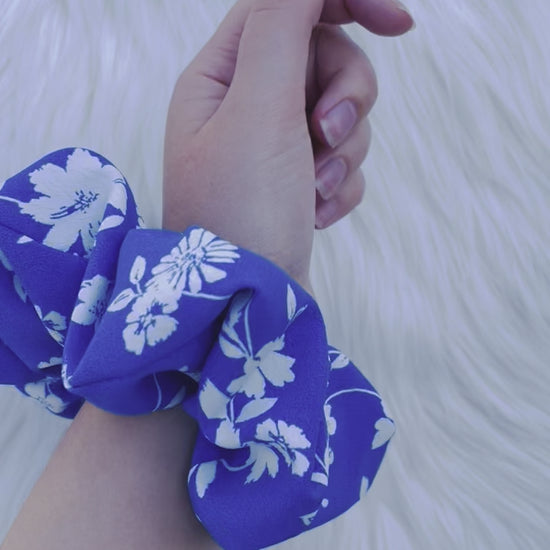 DOROTHY | EMI AND CO | blue and white floral scrunchie on wrist 