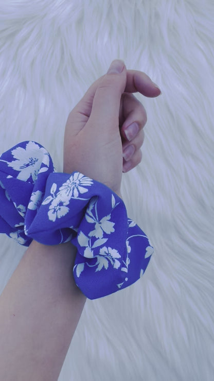 DOROTHY | EMI AND CO | blue and white floral scrunchie on wrist 