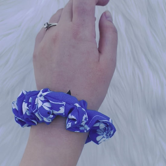 DOROTHY MINI | EMI AND CO |  mini blue and white floral scrunchie on wrist 