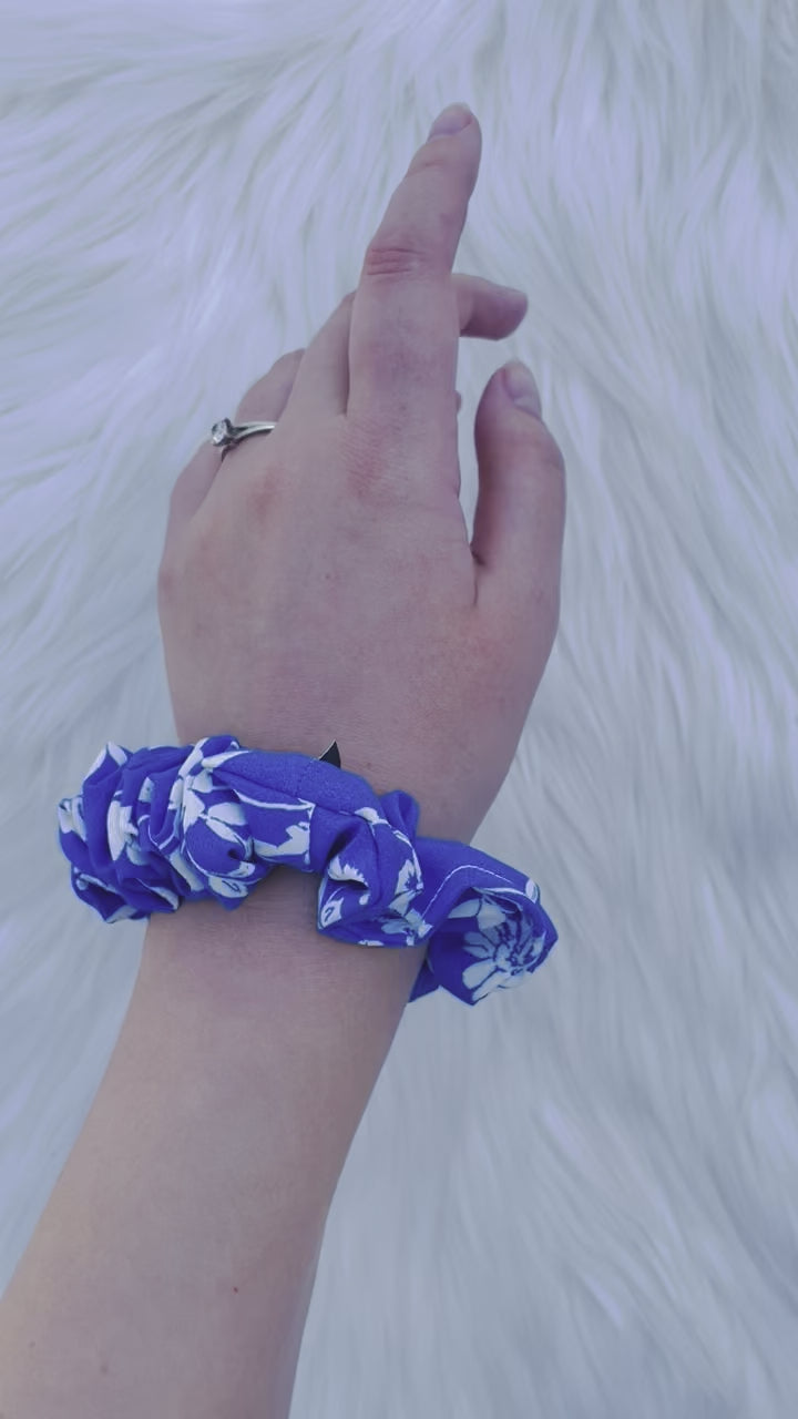 DOROTHY MINI | EMI AND CO |  mini blue and white floral scrunchie on wrist 