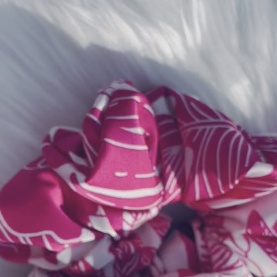 ITZAYANA| EMI AND CO | Pink and white floral satin scrunchies