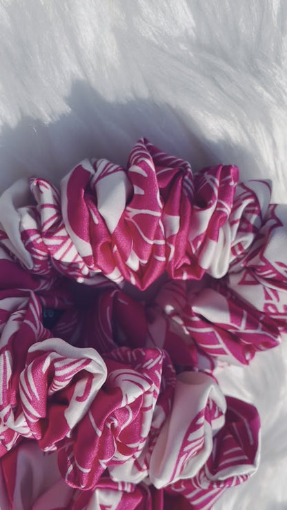 ITZAYANA| EMI AND CO | Pink and white floral satin scrunchies