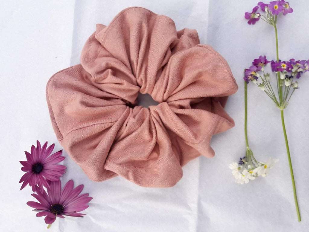 JULIA | EMI & CO | pink oversized scrunchie