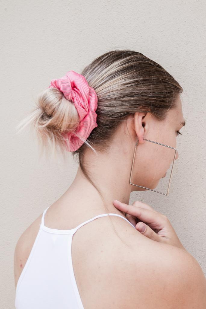 AVERY | EMI & CO | low hair bun with a pink scrunchie