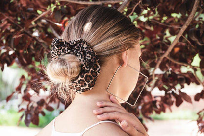 BRIANNA | EMI & CO | messy bun in a leopard print scrunchie