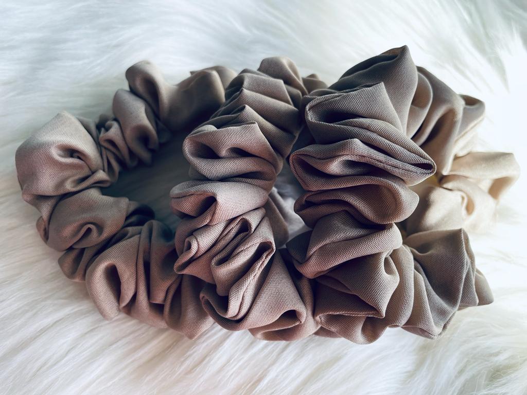 HOPEFUL | EMI & CO | SCHOOL COLLECTION | MINI BEIGE SCRUNCHIE 