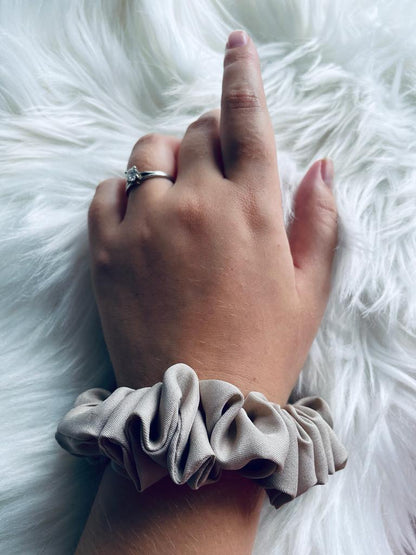 HOPEFUL | EMI & CO | SCHOOL COLLECTION | MINI BEIGE SCRUNCHIE ON WRIST 