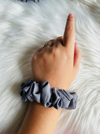 LUCKY | EMI & CO | SCHOOL COLLECTION | MINI GREY SCRUNCHIE ON WRIST 