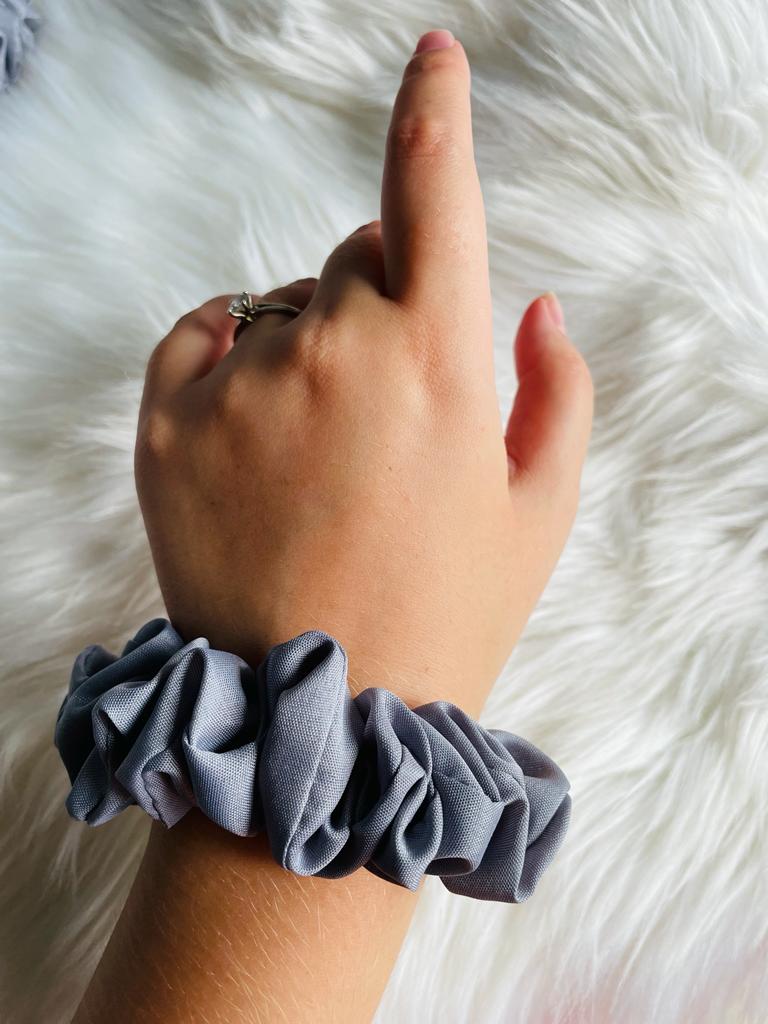 LUCKY | EMI & CO | SCHOOL COLLECTION | MINI GREY SCRUNCHIE ON WRIST 