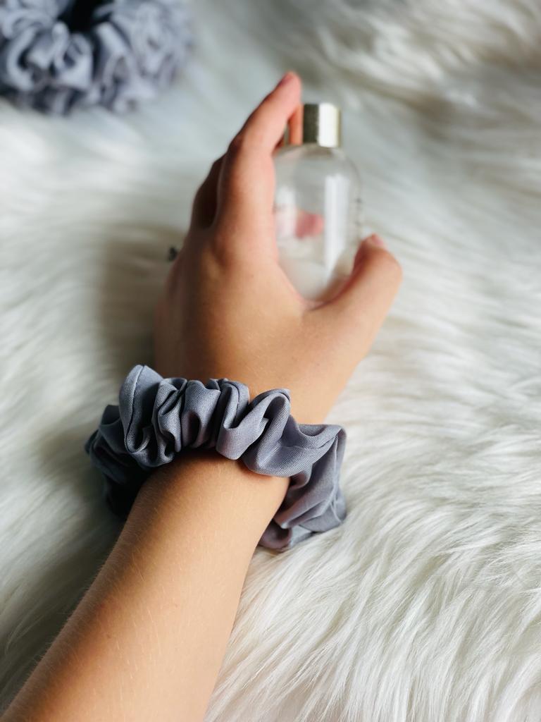 LUCKY | EMI & CO | SCHOOL COLLECTION | MINI GREY SCRUNCHIE ON WRIST 