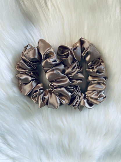 EMI & CO | BELLA MINI | mini beige satin scrunchies