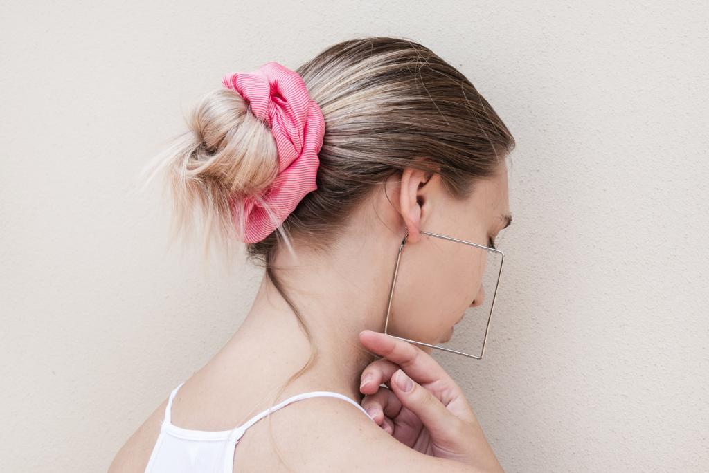 AVERY | EMI & CO | messy low bun with a pink scrunchie 