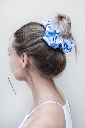 ANNEMARIE | EMI & CO | women with blue and white floral scrunchie messy bun