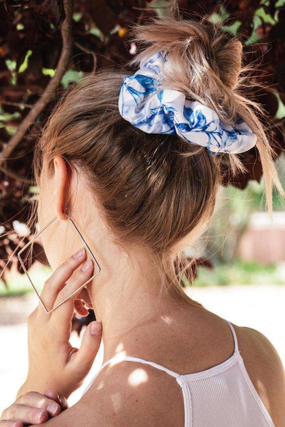 ANNEMARIE | EMI & CO | messy bun hairstyle with blue and white floral scrunchie