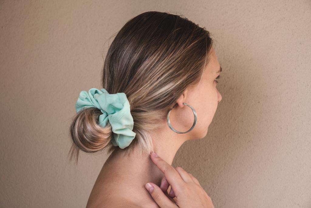 CATALINA | EMI & CO | messy bun with green scrunchie