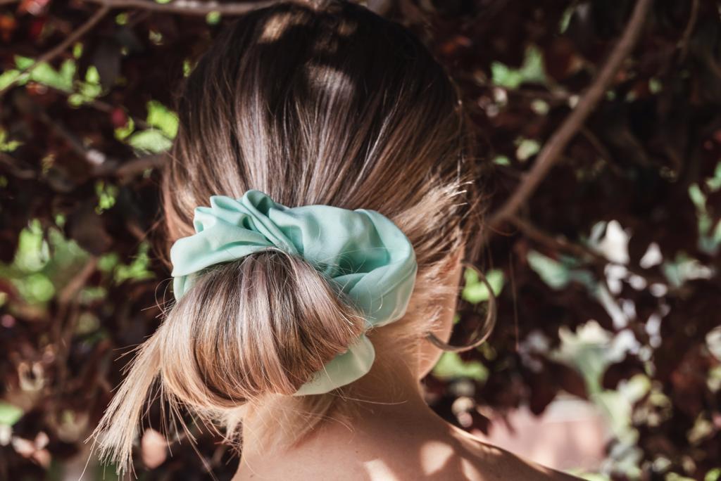 CATALINA | EMI & CO | beautiful messy bun with green scrunchie