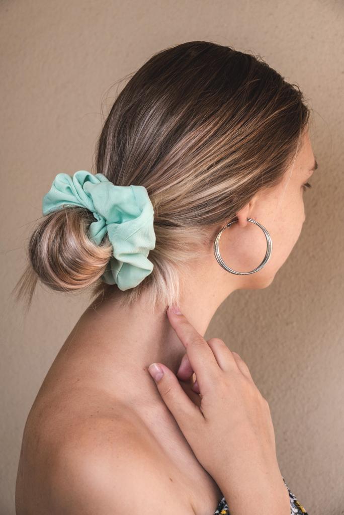 CATALINA | EMI & CO | low messy bun with green scrunchie