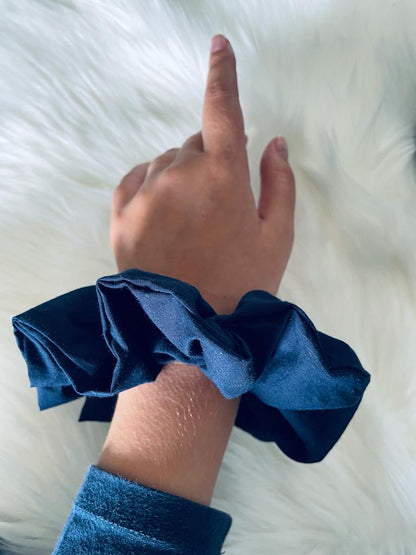 CREATIVE | EMI & CO | oversized navy blue scrunchie on wrist