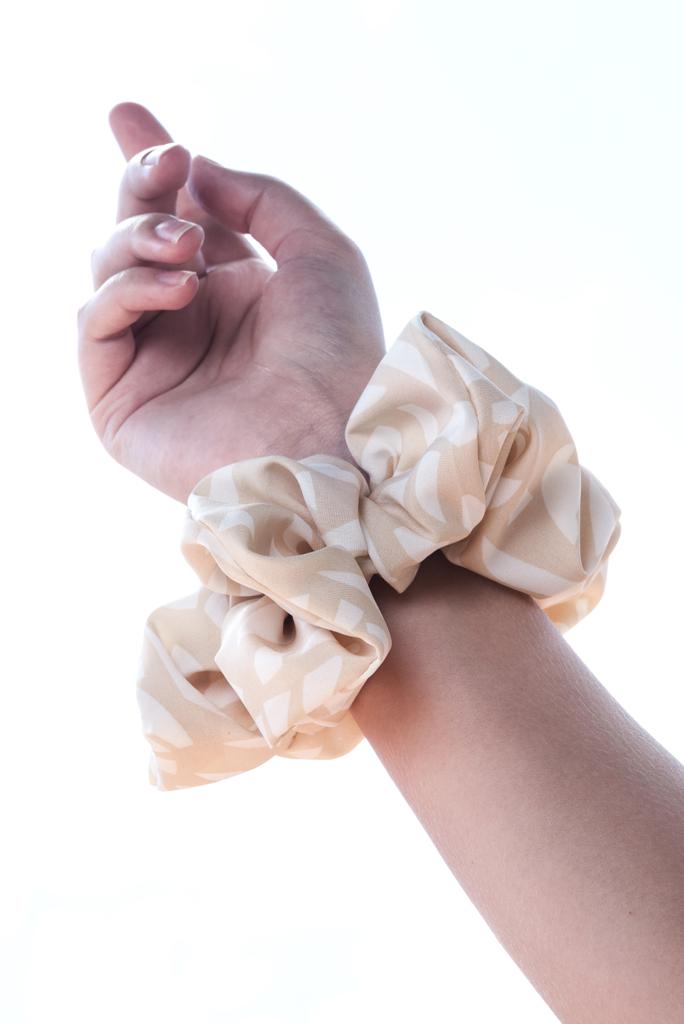 GIANNA | EMI & CO | patterned oversized cream scrunchie on the wrist