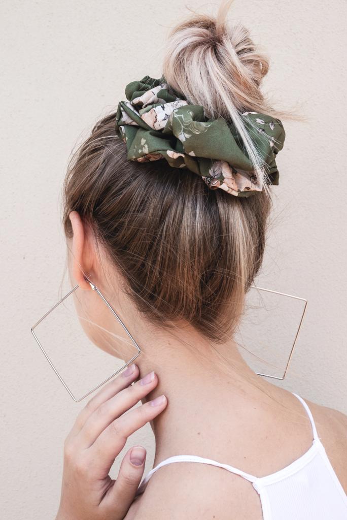 JANE | EMI & CO | messy bun with floral green oversized scrunchie 