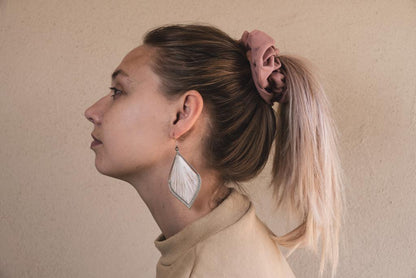 JULIA | EMI & CO | pink oversized scrunchie in hair 