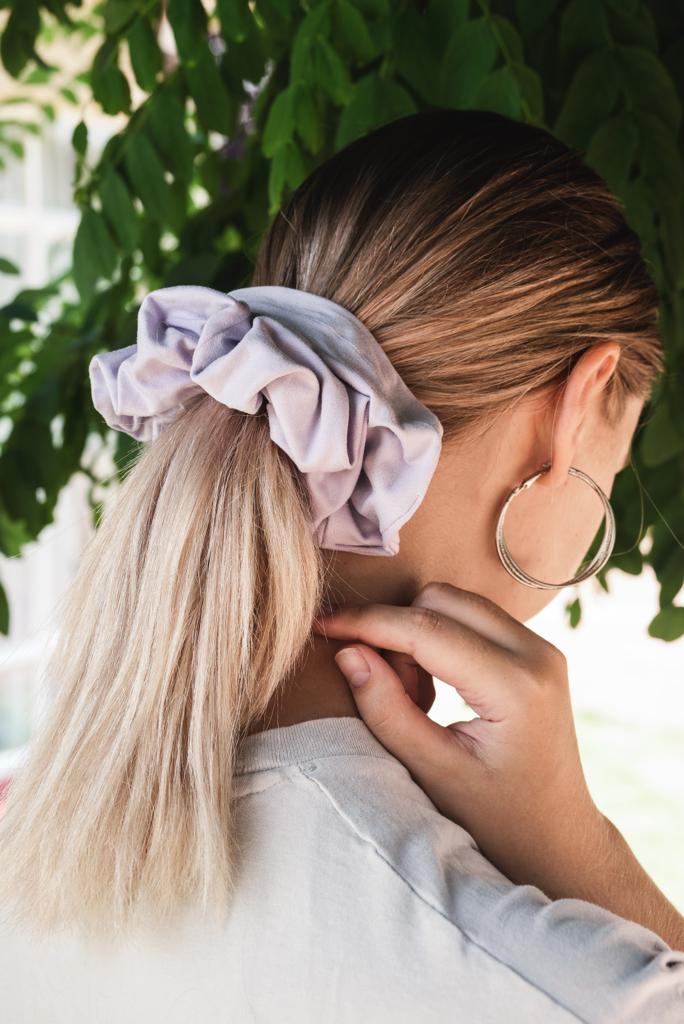 SHIRLEY | EMI & CO | oversize purple scrunchie in hair 