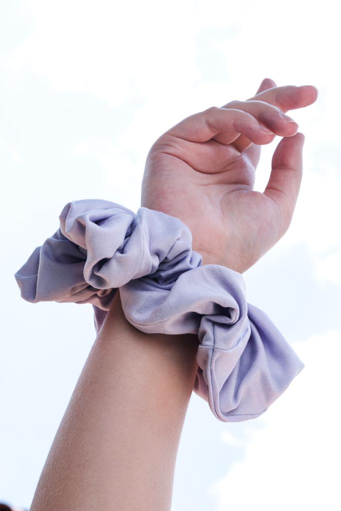 SHIRLEY | EMI & CO | oversize purple scrunchie on wrist