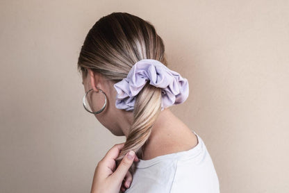 SHIRLEY | EMI & CO | oversize purple scrunchie in hair 