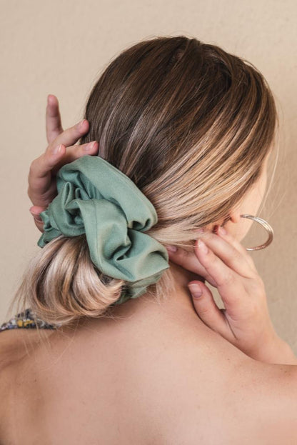 VERONICA | EMI & CO | messy bun with green oversized scrunchie 