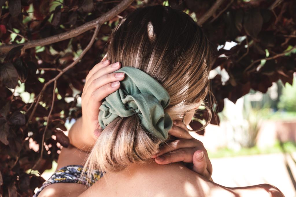 VERONICA | EMI & CO | messy bun with green oversized scrunchie