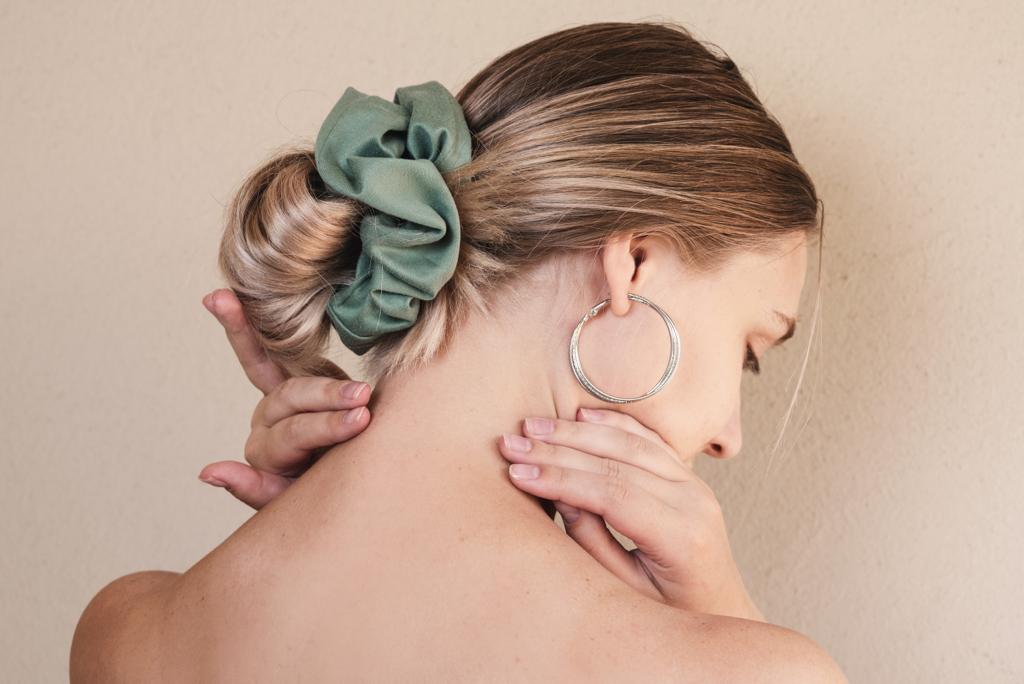 VERONICA | EMI & CO | messy bun with green oversized scrunchie in hair 