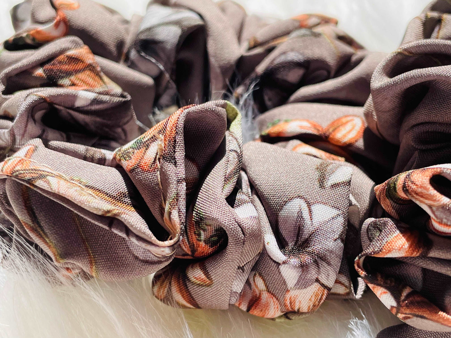 ZOE MINI | EMI & CO | mini floral brown scrunchie