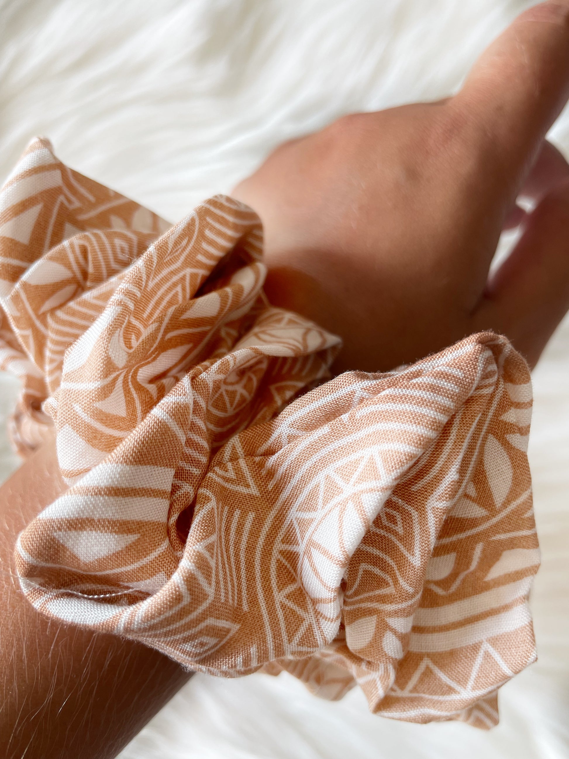 OVERSIZED PATTERN BEIGE SCRUNCHIE  | EMI AND CO | BONNIE 