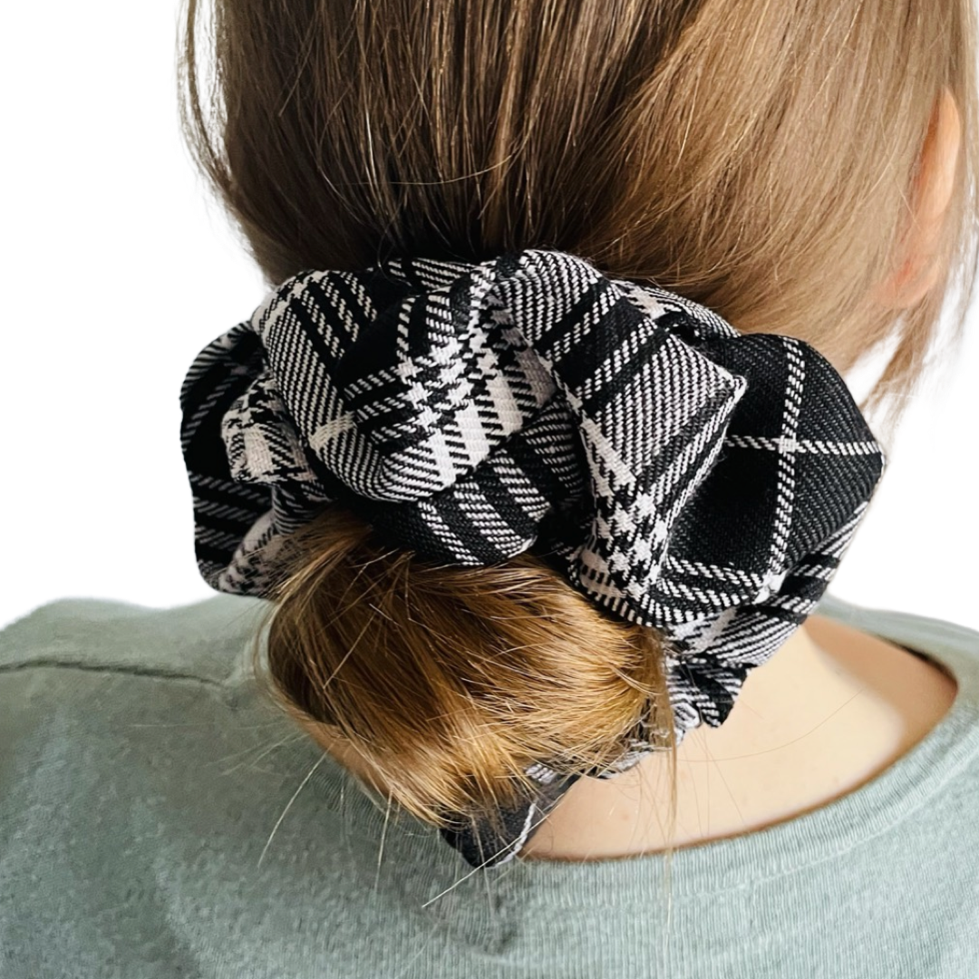 HONORABLE| EMI AND CO| black check  pattern scrunchie in hair 