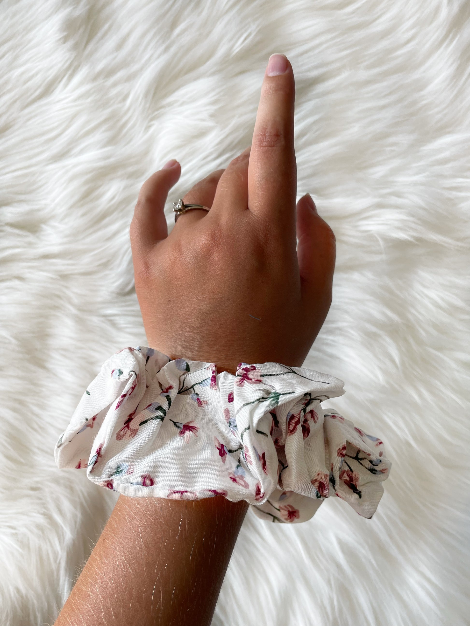 OVERSIZED WHITE FLORAL SCRUNCHIE ON WRIST  | EMI AND CO | KINDRA