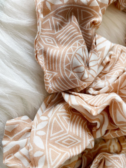 OVERSIZED PATTERN BEIGE SCRUNCHIE  | EMI AND CO | BONNIE 