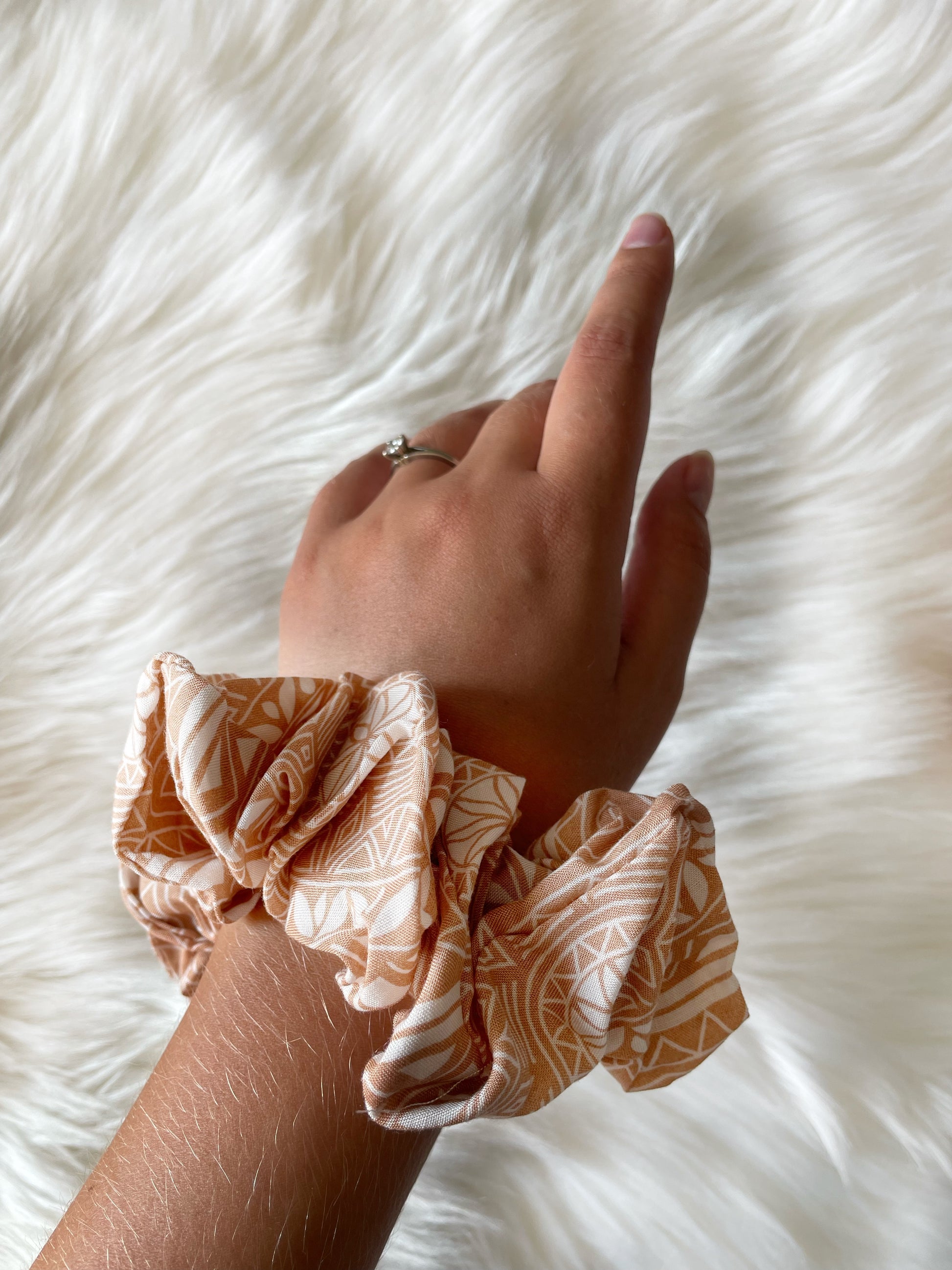 OVERSIZED PATTERN BEIGE SCRUNCHIE ON WRIST  | EMI AND CO | BONNIE 