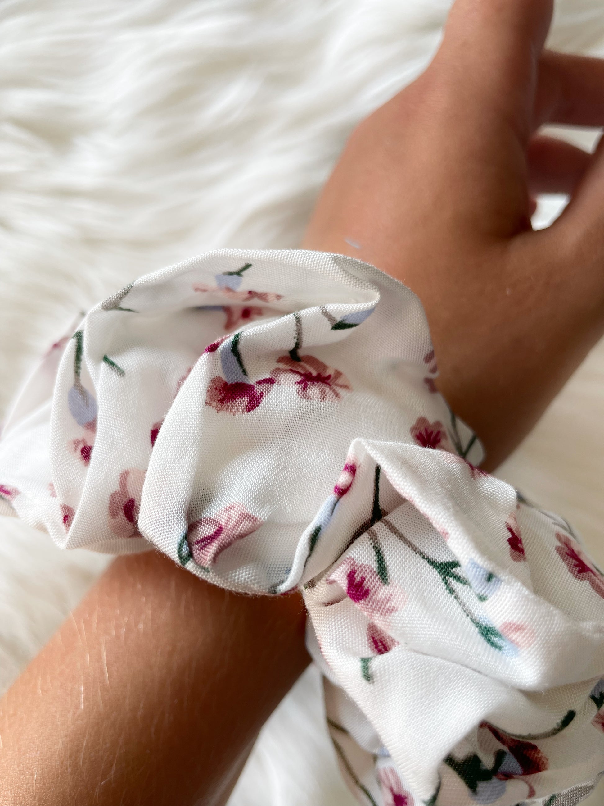 OVERSIZED WHITE FLORAL SCRUNCHIE ON WRIST | EMI AND CO | KINDRA