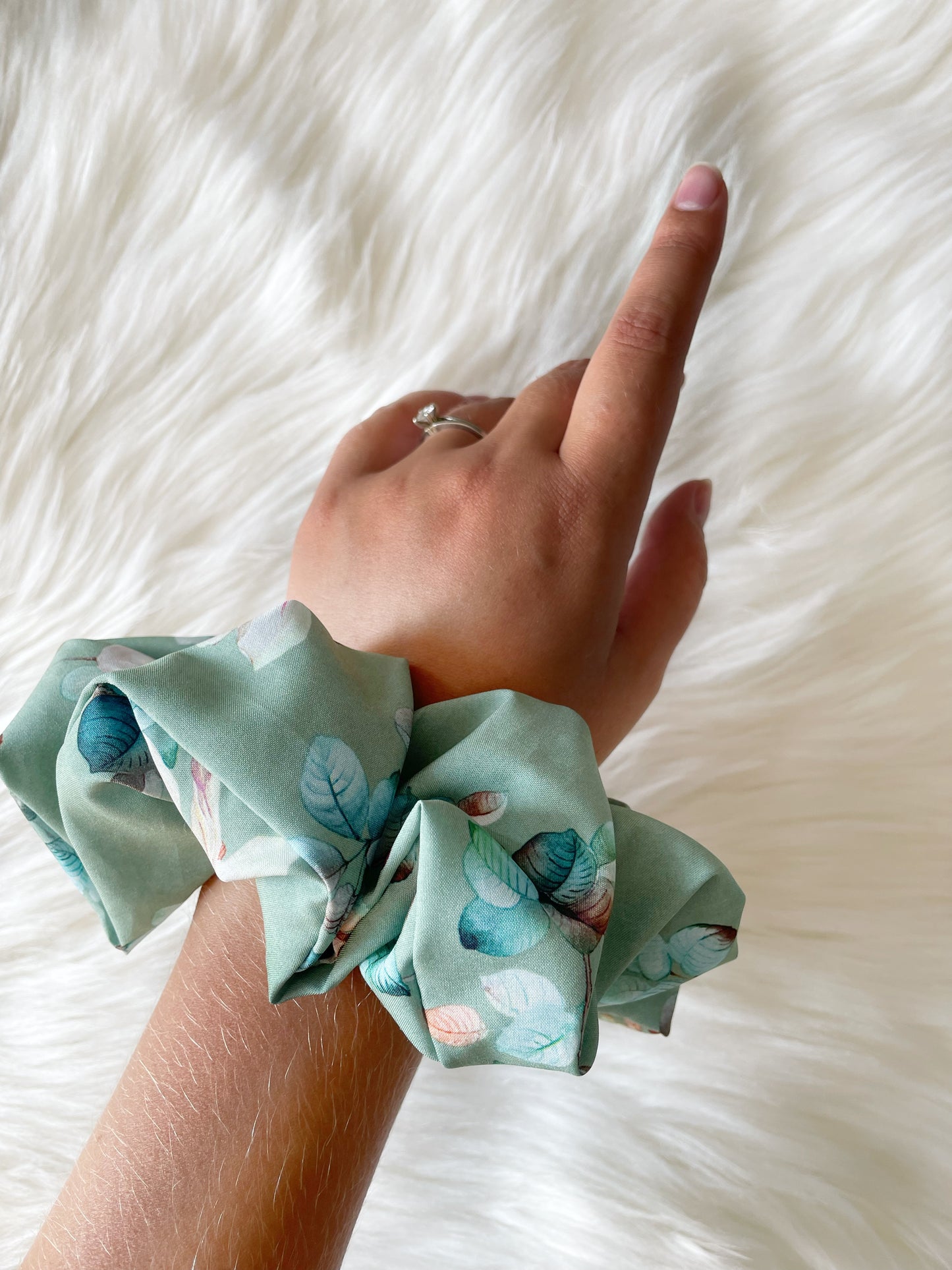 OVERSIZED FLORAL SCRUNCHIE ON WRIST | EMI AND CO | TRUDI 