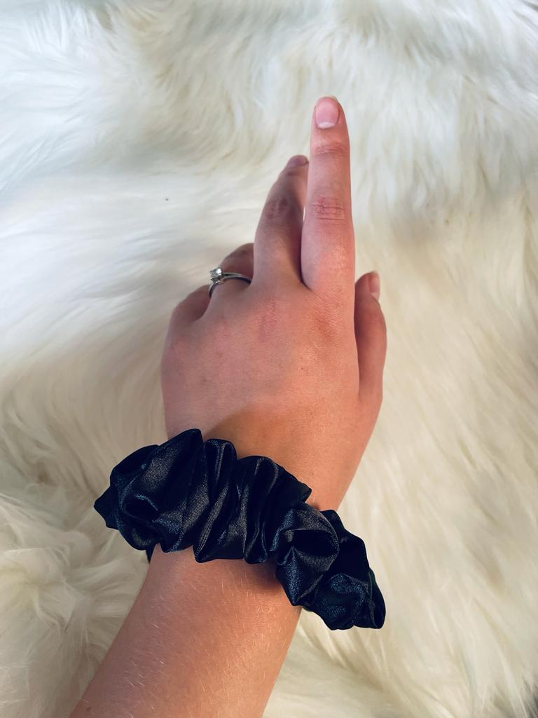 EMI & CO | LINEO MINI | BALCK SATIN MINI SCRUNCHIE ON WRIST