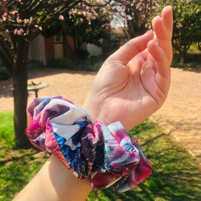 LINDI | EMI & CO | oversized floral pink scrunchie 