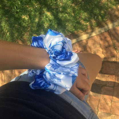 ANNEMARIE | EMI & CO | blue and white floral scrunchie on the wrist